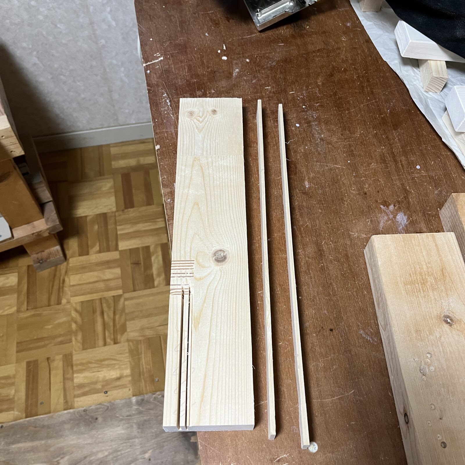 スライドレールを使って２ｘ４を薄くカットした