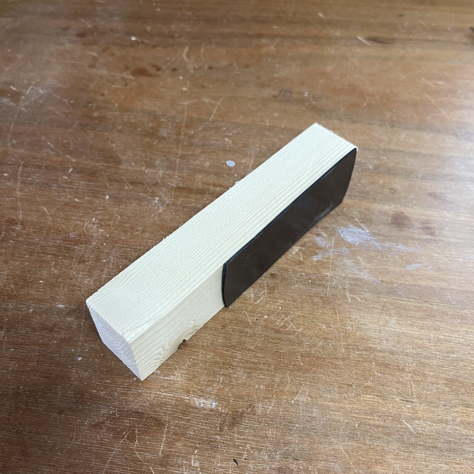 木材にマグネットシートを貼り付ける