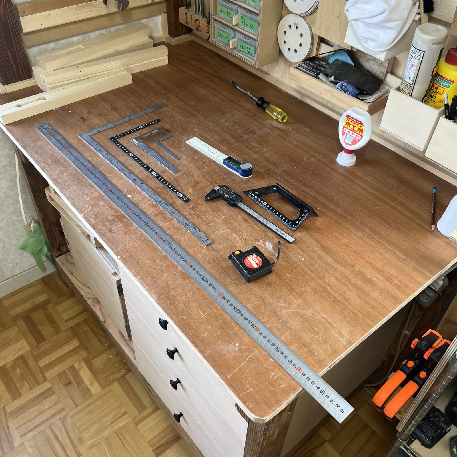 大きい差し金から小さい差し金まで持っている