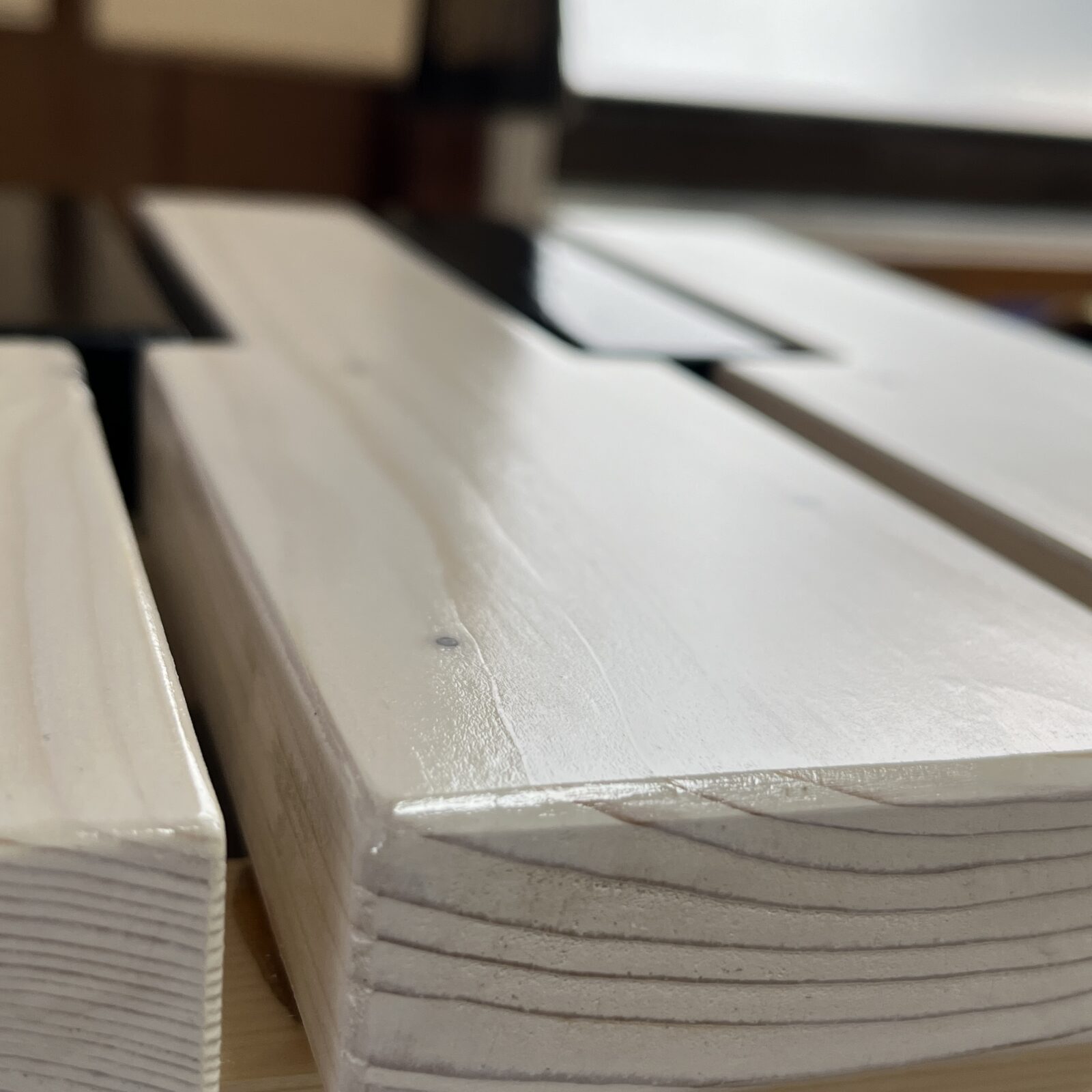 ウレタンニス3回目の塗布後のツヤと木目の状態。光沢が出ている