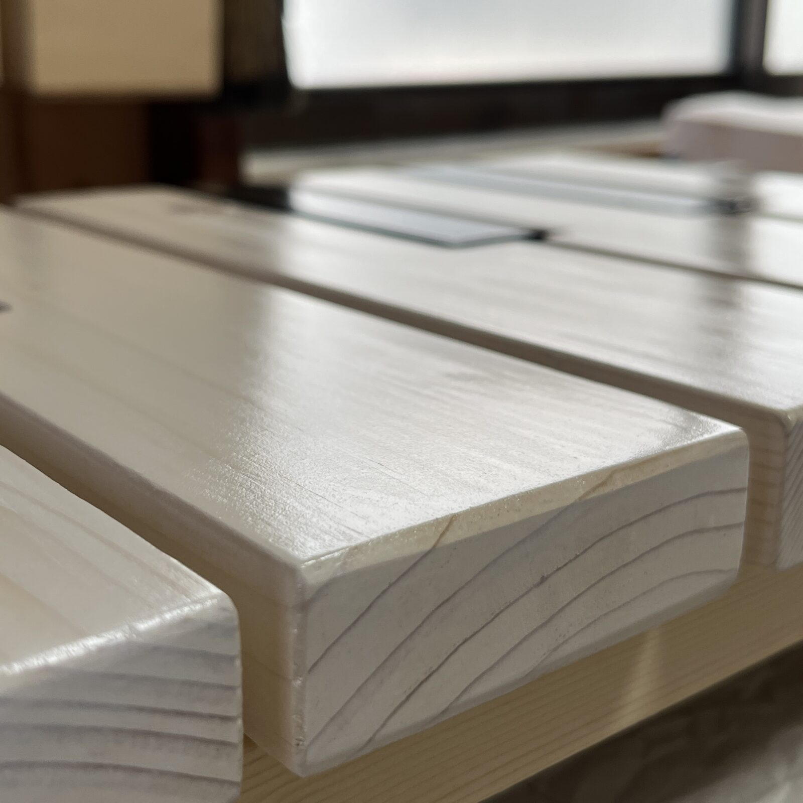 ウレタンニス3回目の塗布後のツヤと木目の状態。光沢が出ている