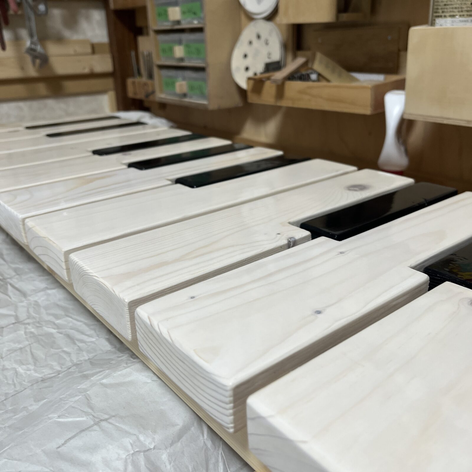 ウレタンニス3回目の塗布後のツヤと木目の状態。光沢が出ている