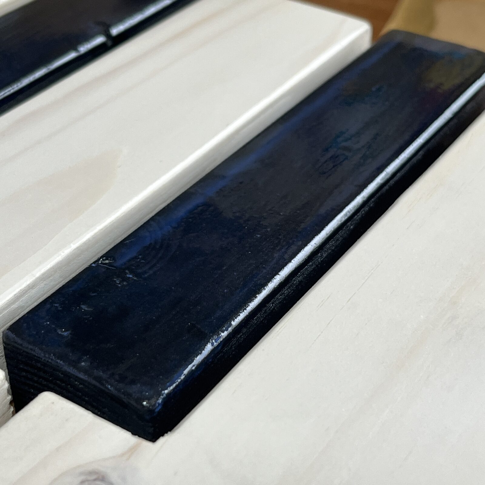 クリアのニスは塗った直後は少し白い