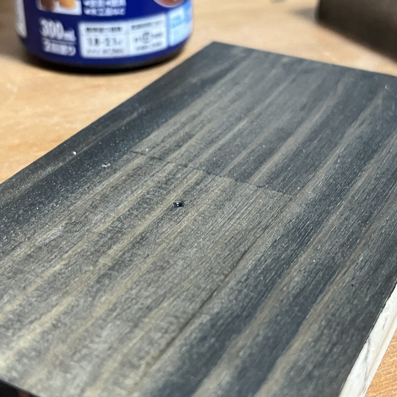 黒の着色ニスを1回塗布した木材