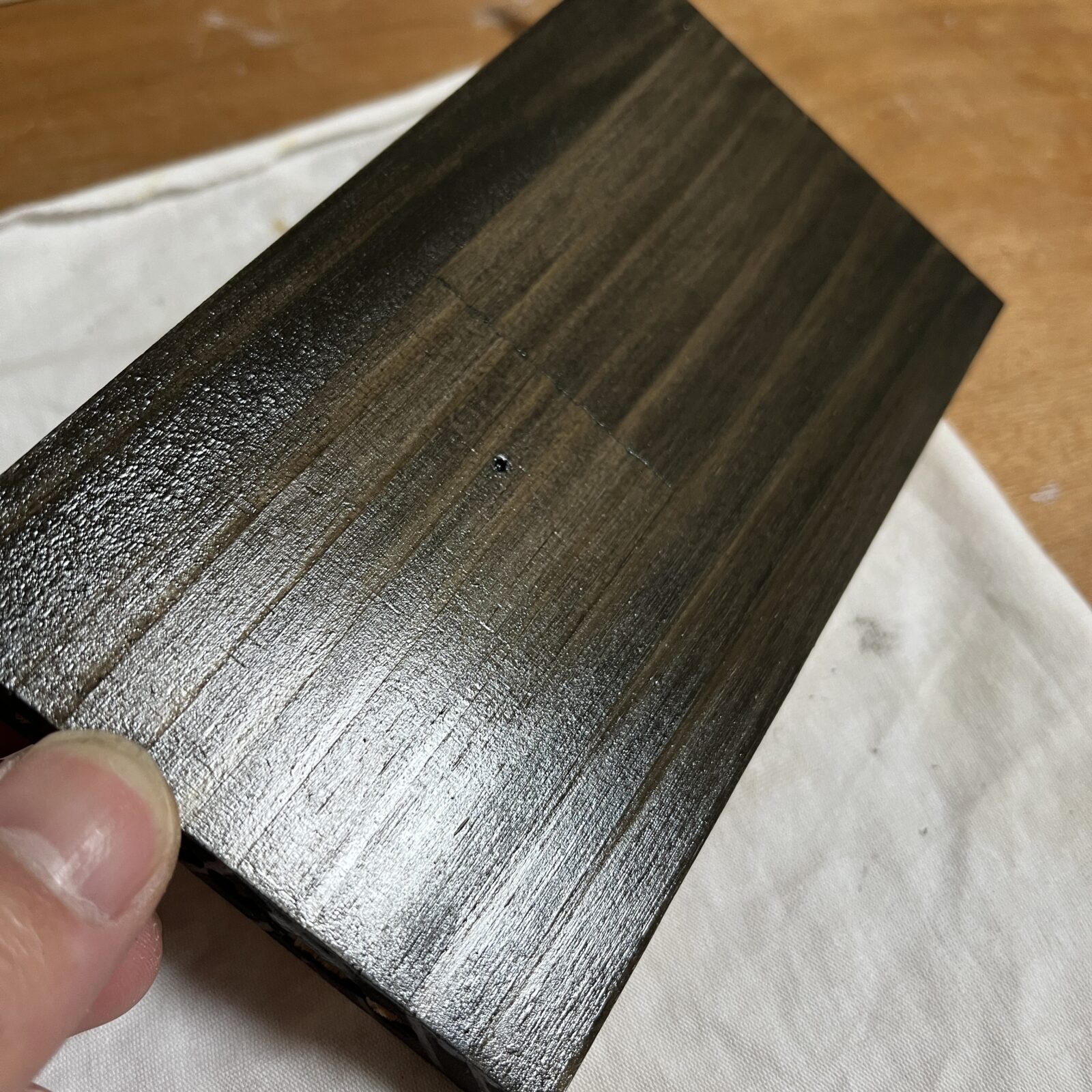 黒の着色ニスを3回塗布した木材