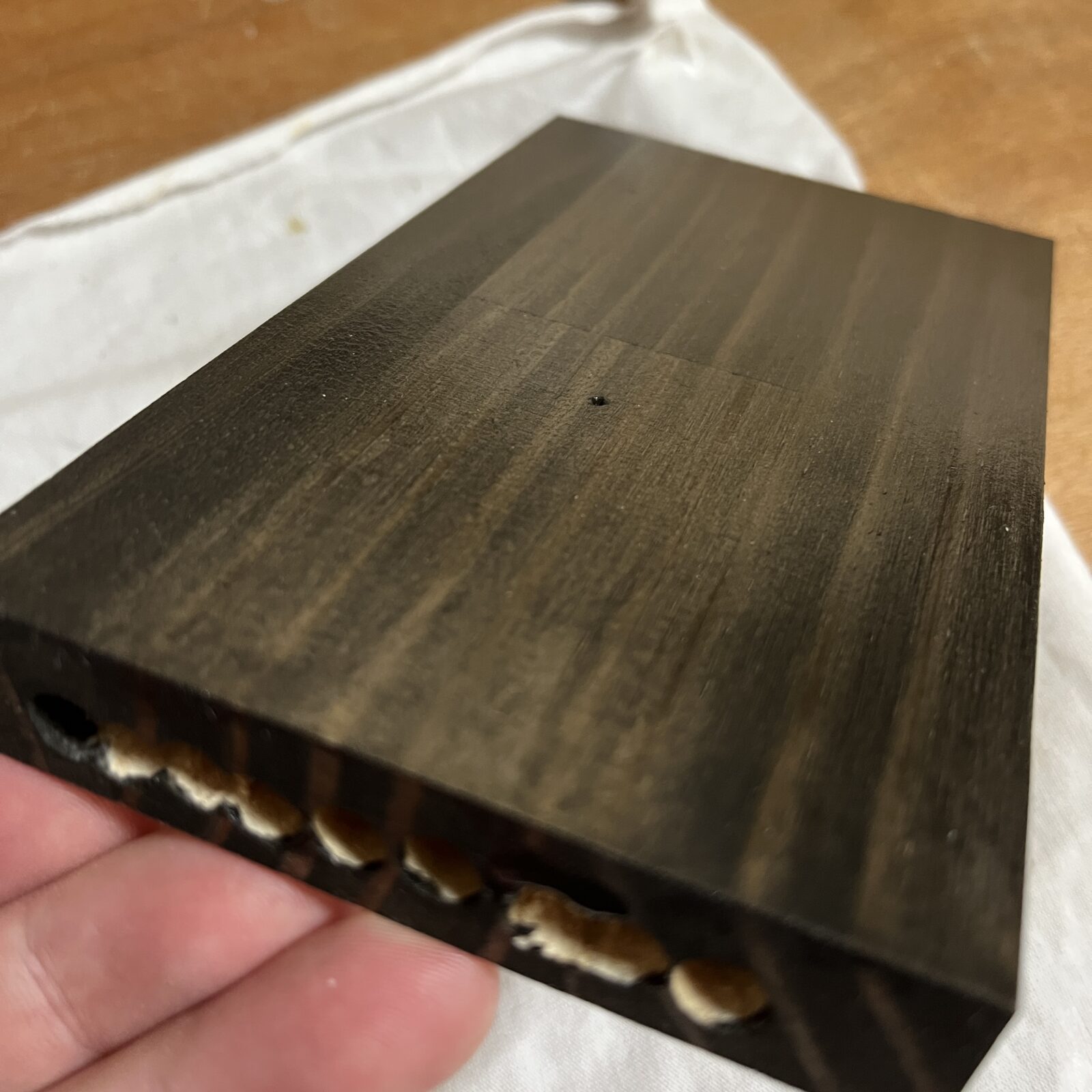 黒の着色ニスを2回塗布した木材