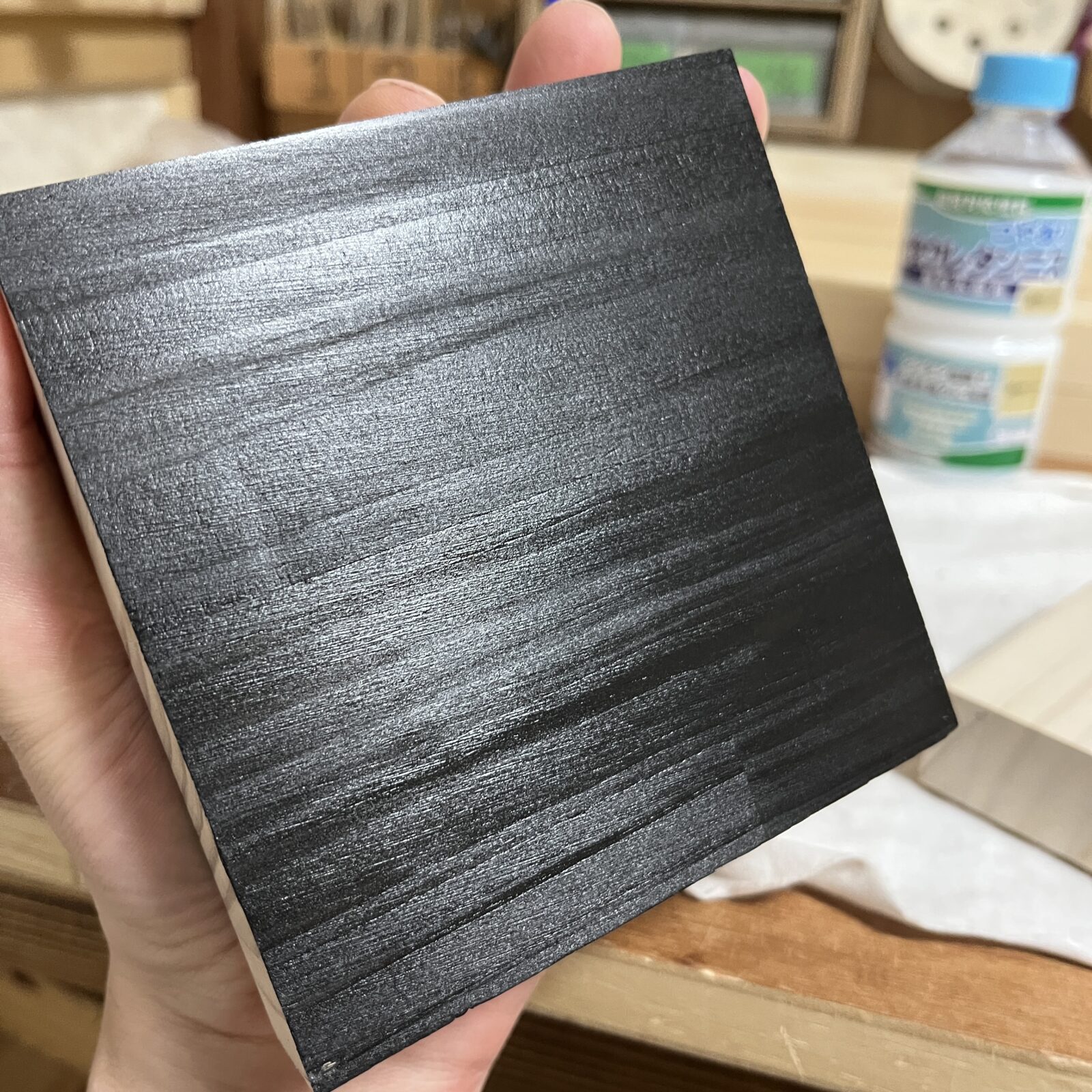 パイン集成材にニスを塗装した表面の光沢