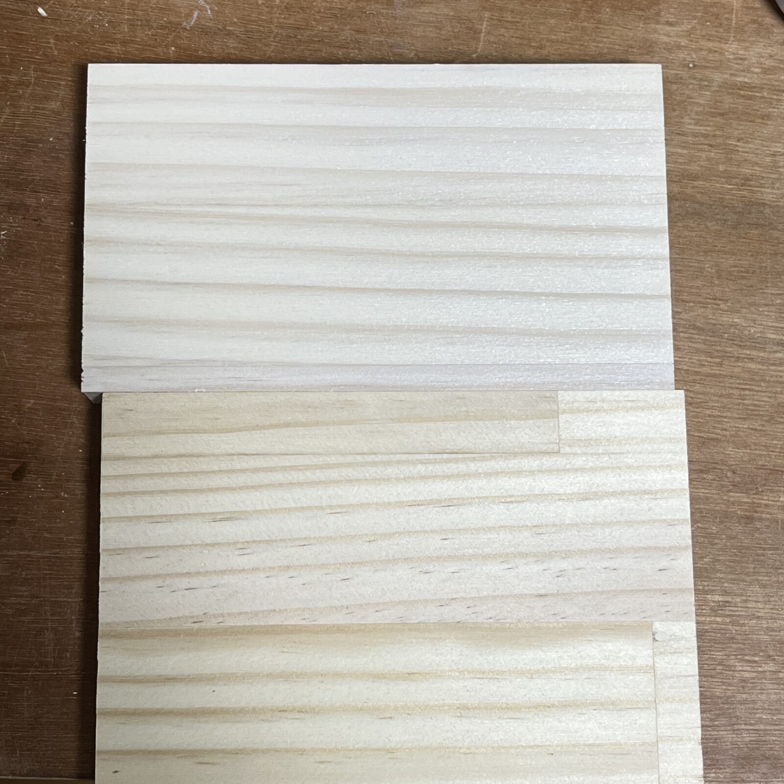 白の着色ニスを1回塗布と塗布前の比較