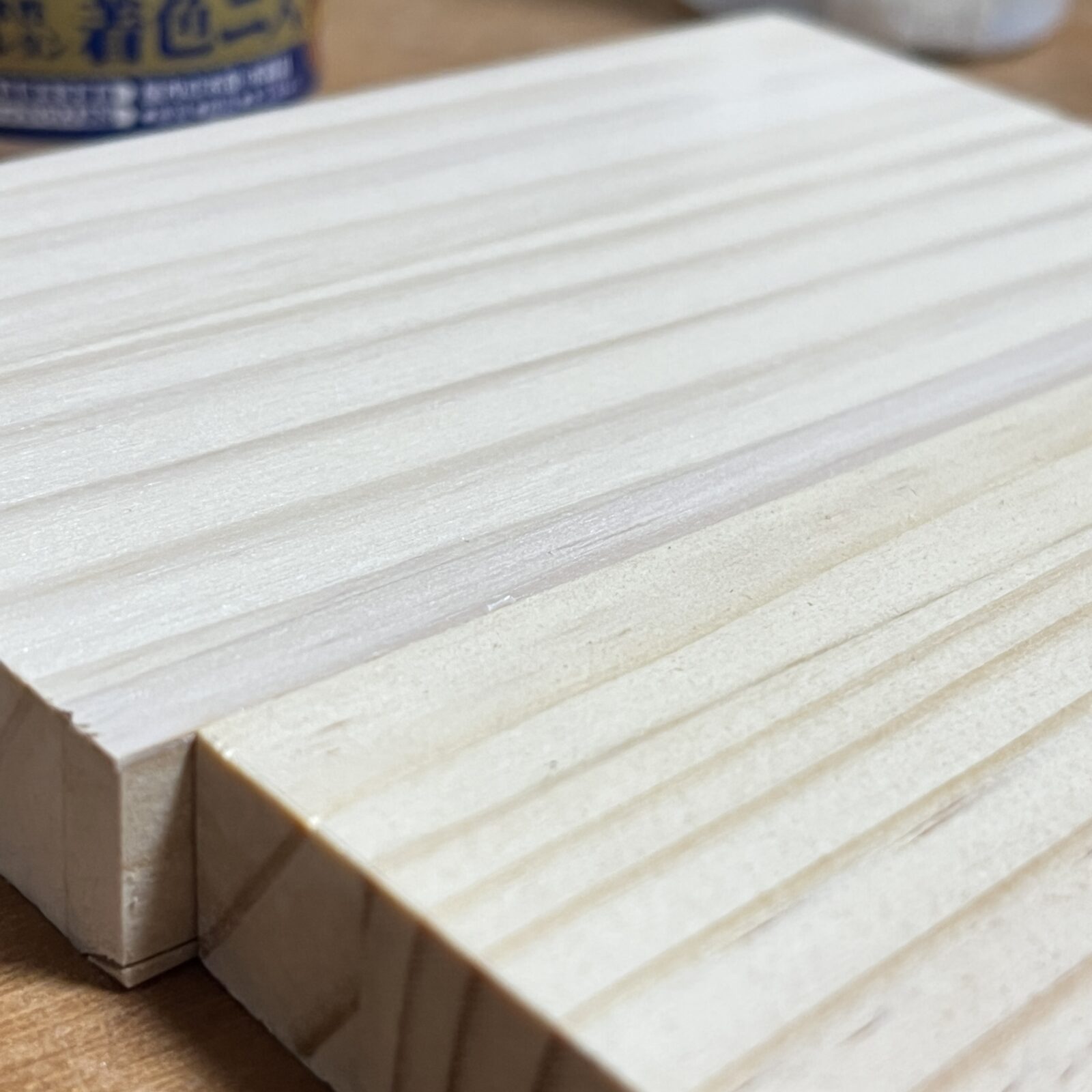 白の着色ニスを1回塗布と塗布前の比較