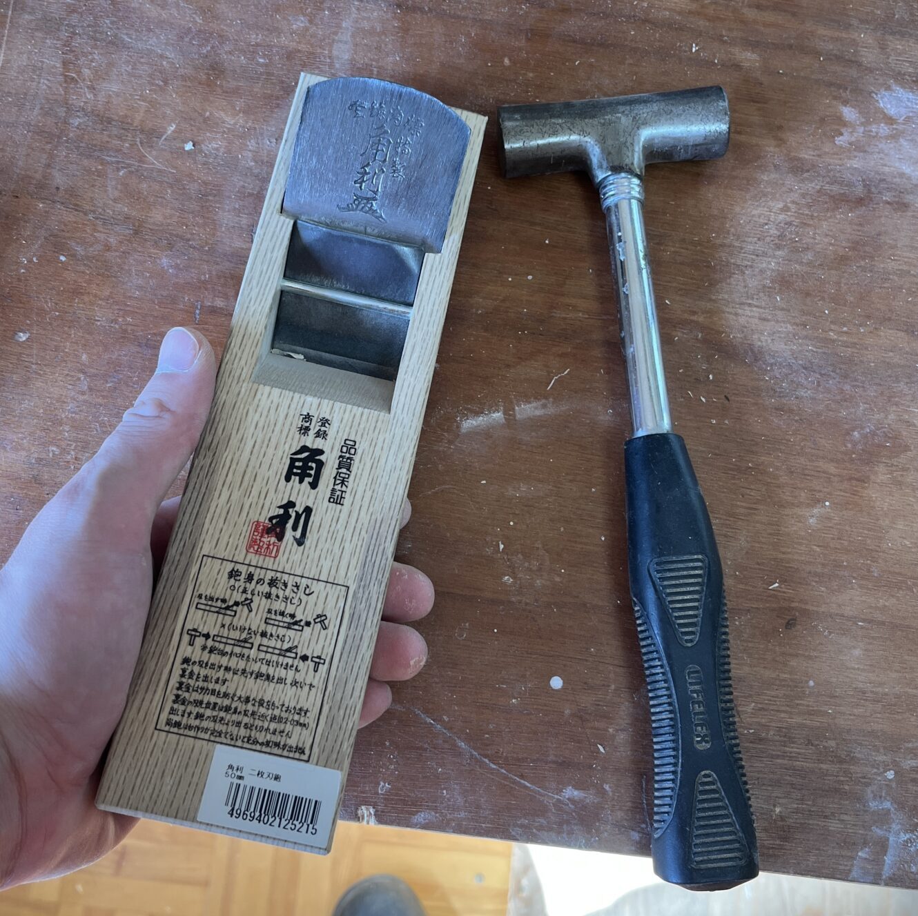 カンナの刃を金槌で調整する