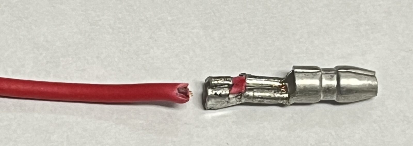 ギボシ端子被覆部のカシメ失敗例
