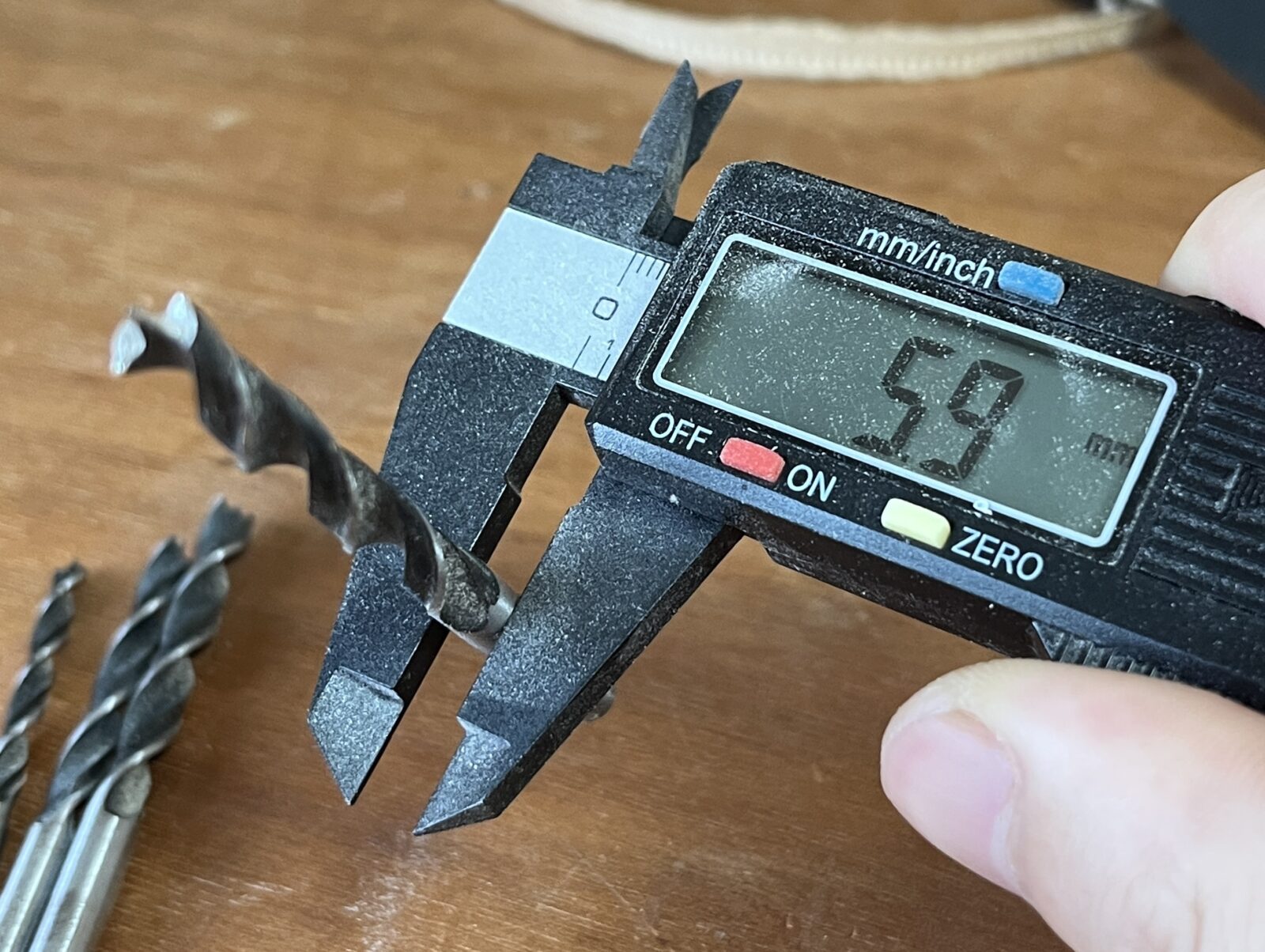 ノギスでドリルビットの径を測定する