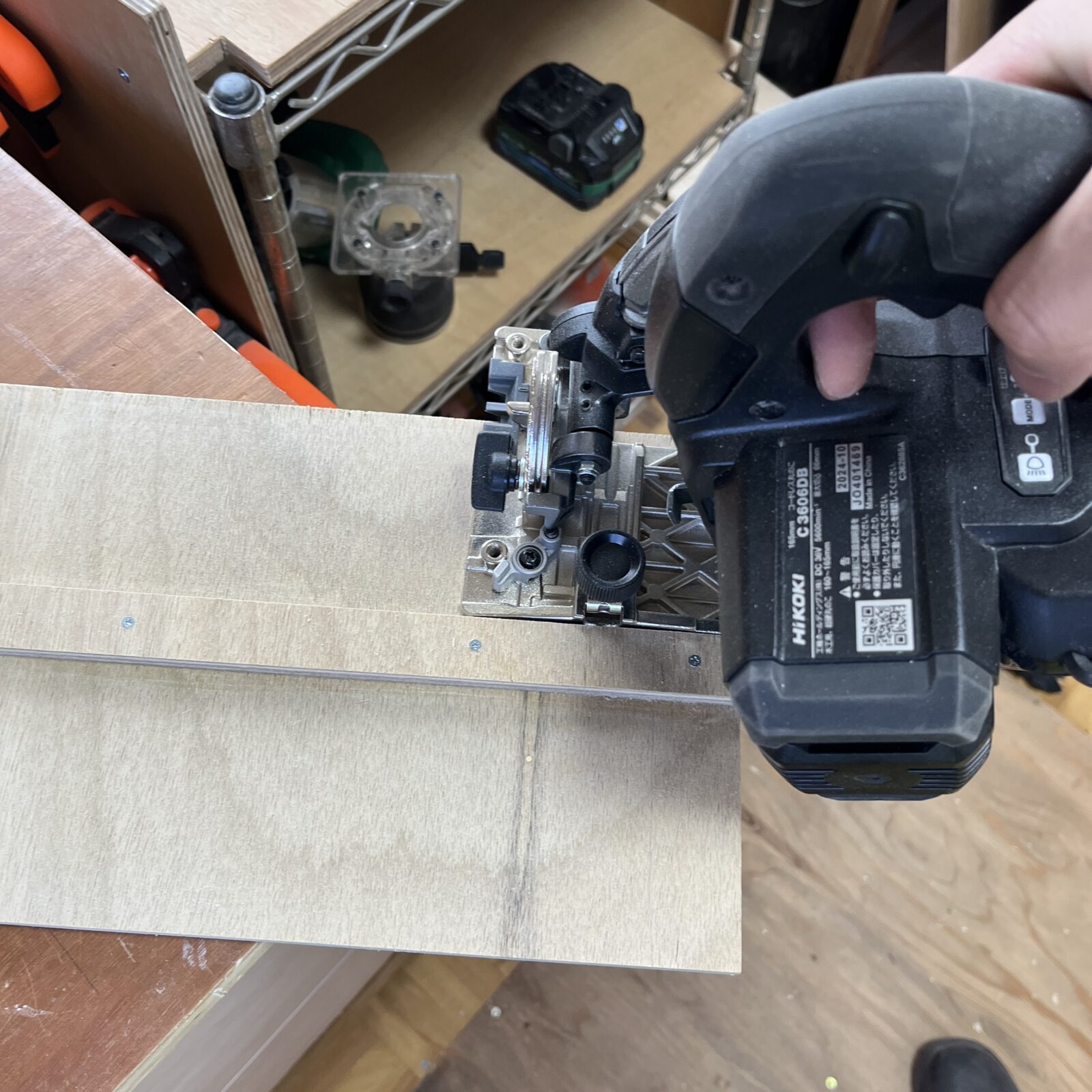 斜めカット定規で木材をカットする