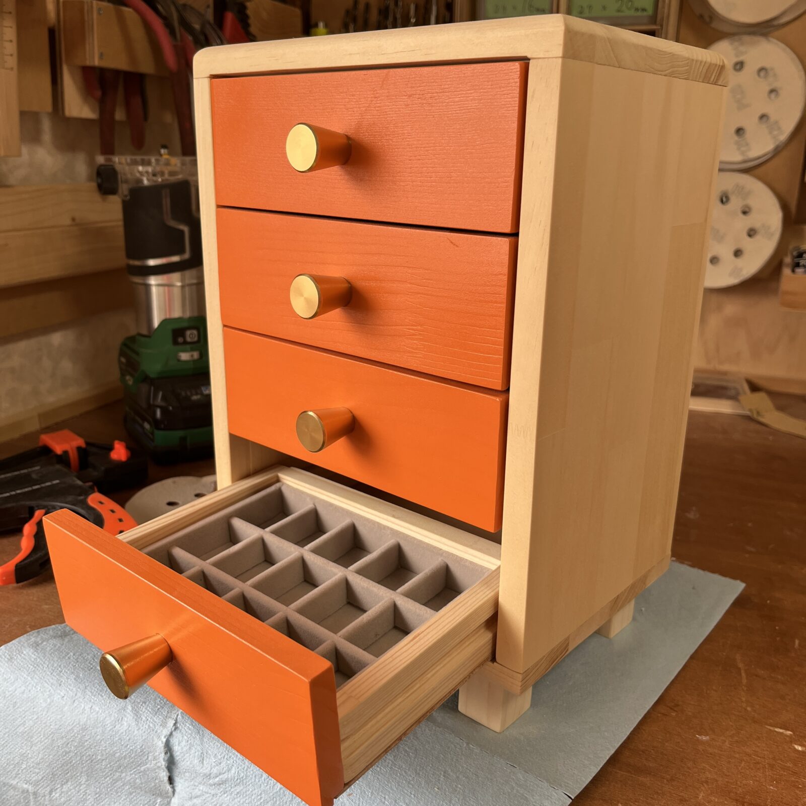 DIYで作ったアクセサリートレイの引き出し