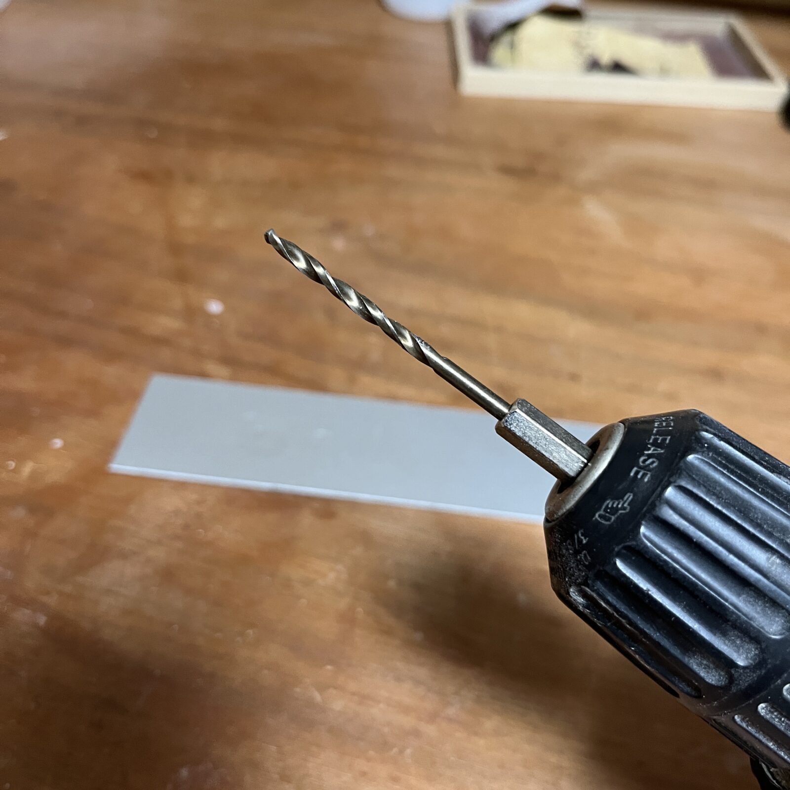 金属用ドリルビットで穴あけ