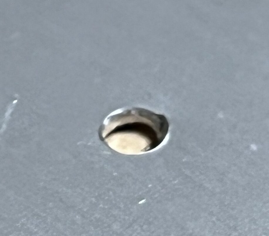金属穴あけ後のバリ