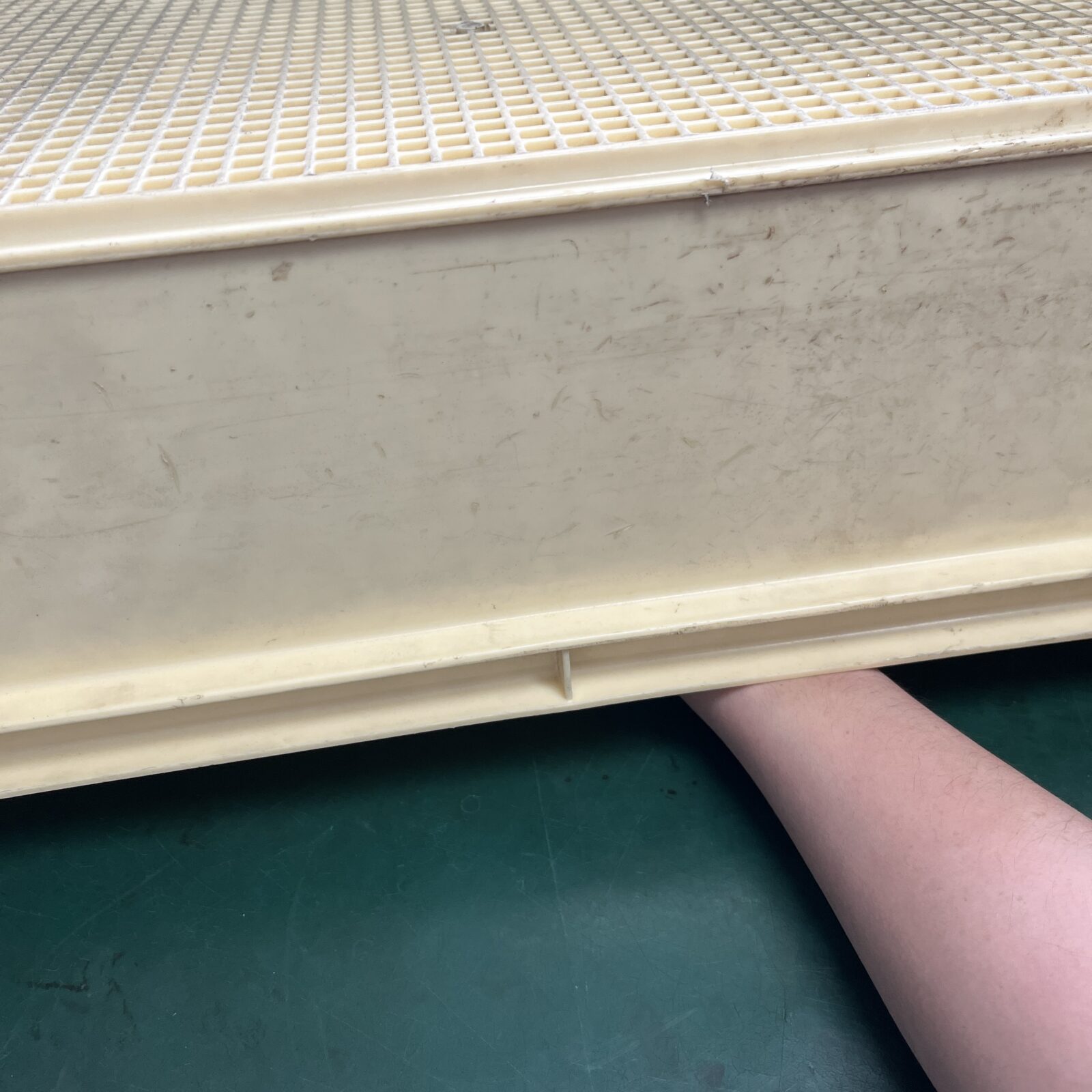 Ｅリングの飛び対策でプラボックスの中で作業する