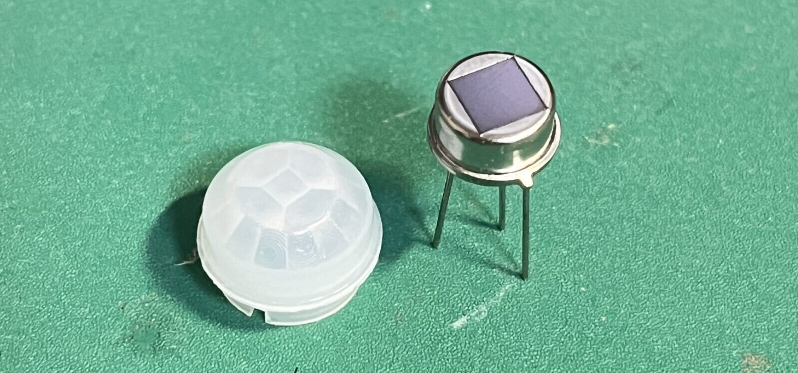 焦電型赤外線センサとフレネルレンズの外観