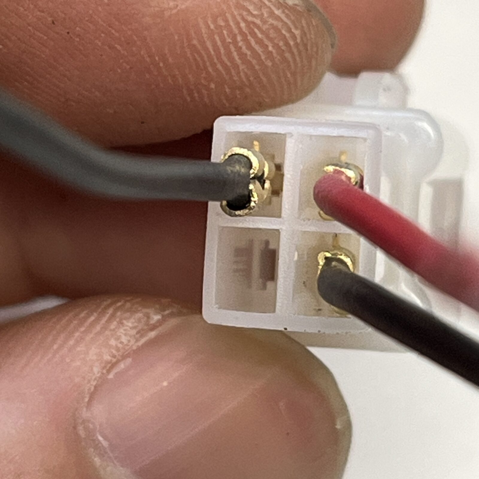 カプラーに端子を挿入する