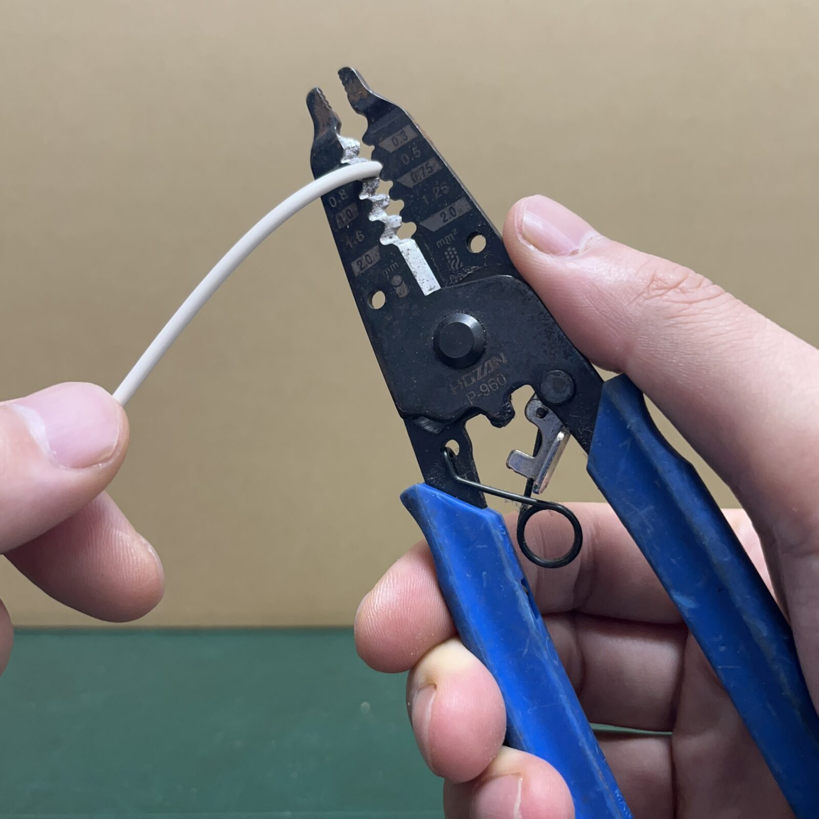 手動式ワイヤーストリッパーの使い方3