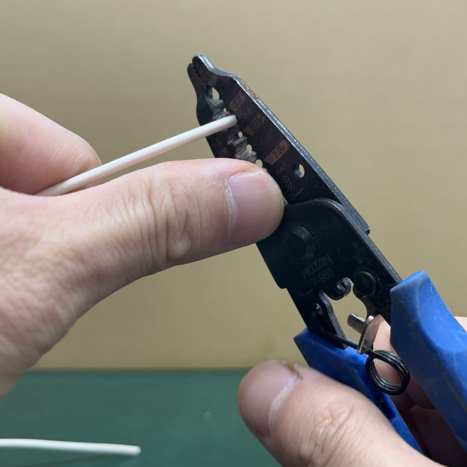手動式ワイヤーストリッパーの使い方4