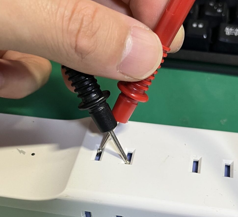 テスターのプローブがショートしている状態