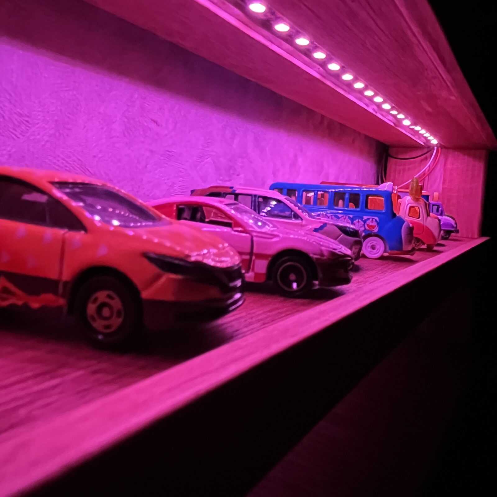 トミカやフィギュアの収納棚にLEDテープライトをつける