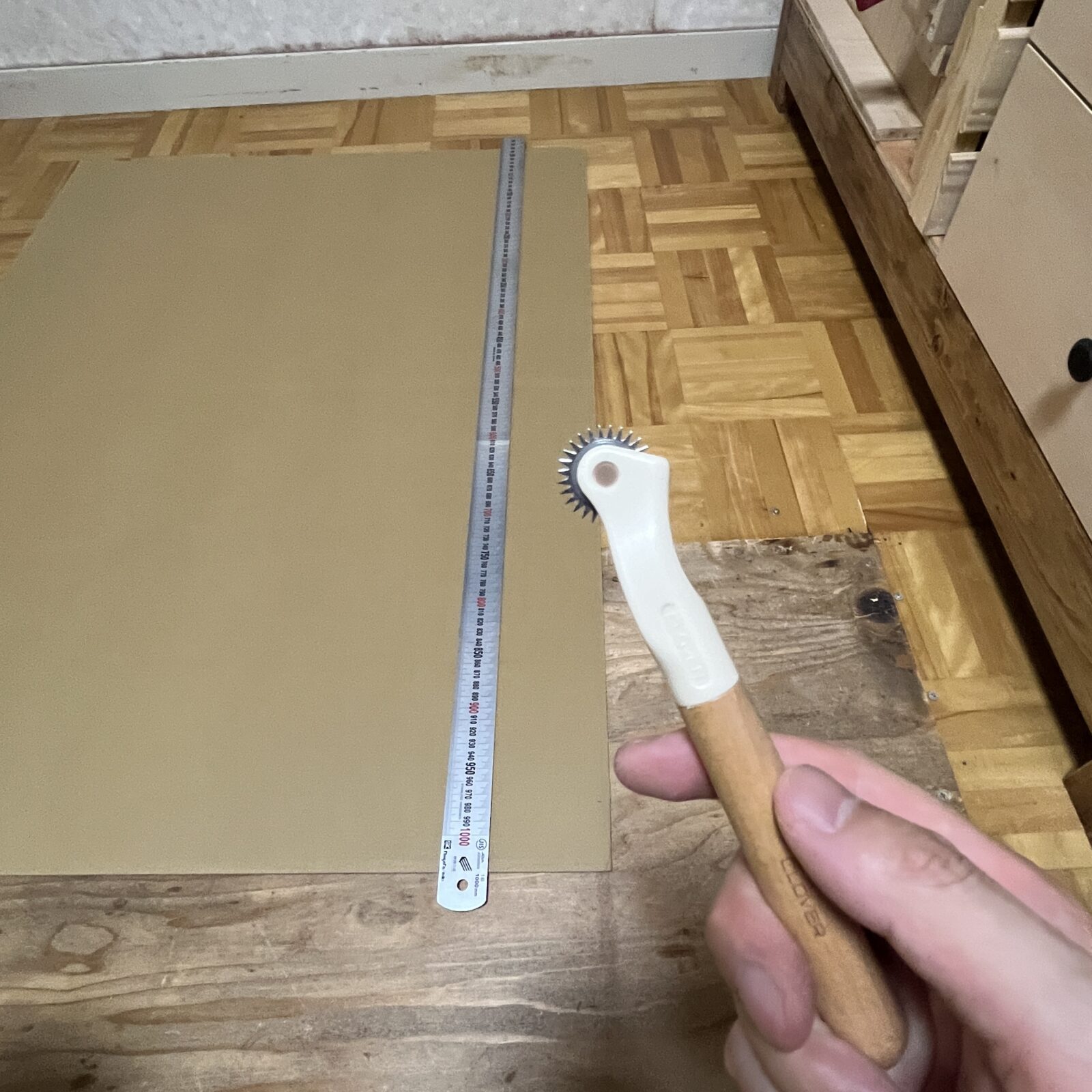 ダンボールにルレットで折り目を入れる