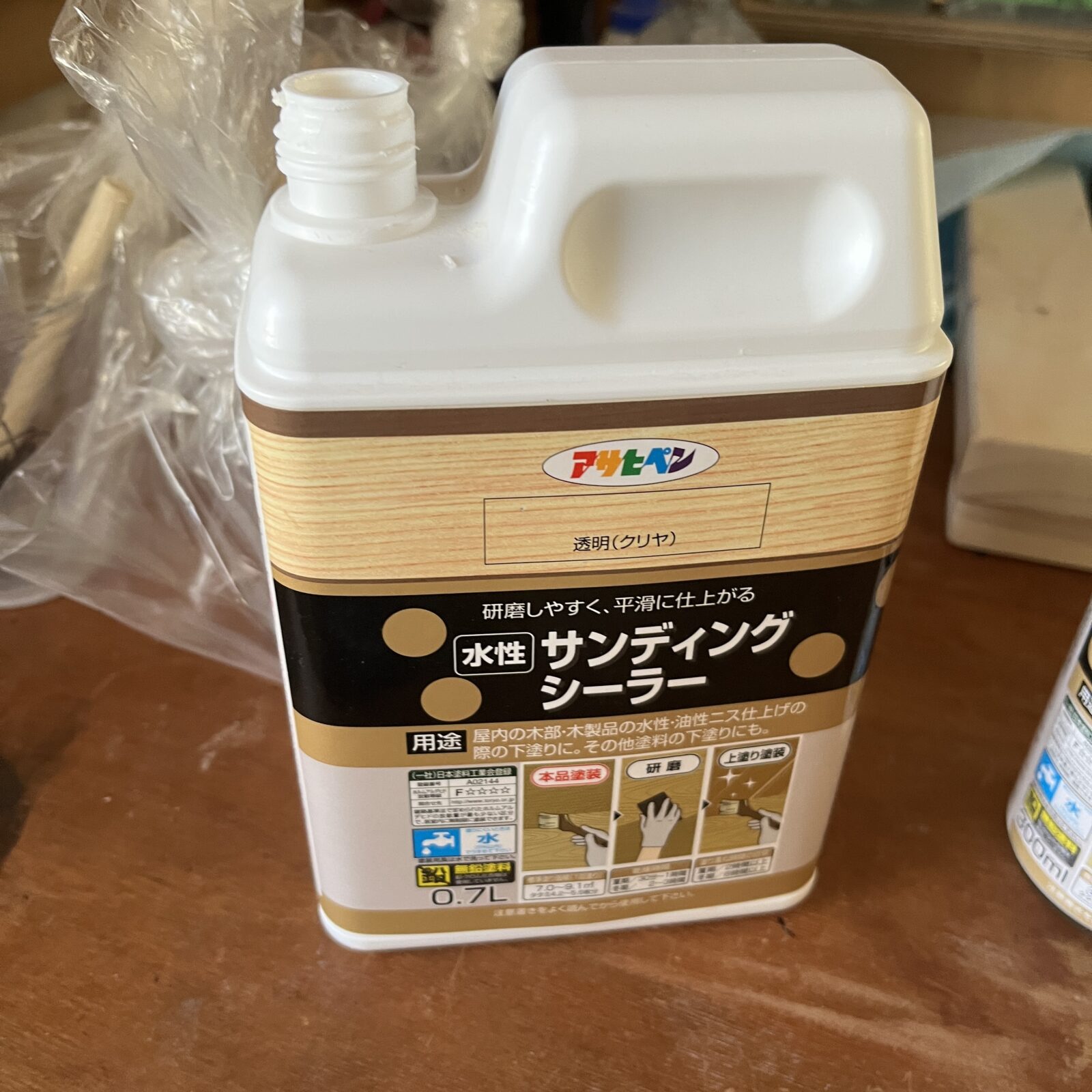 サンディングシーラーの大きい容器