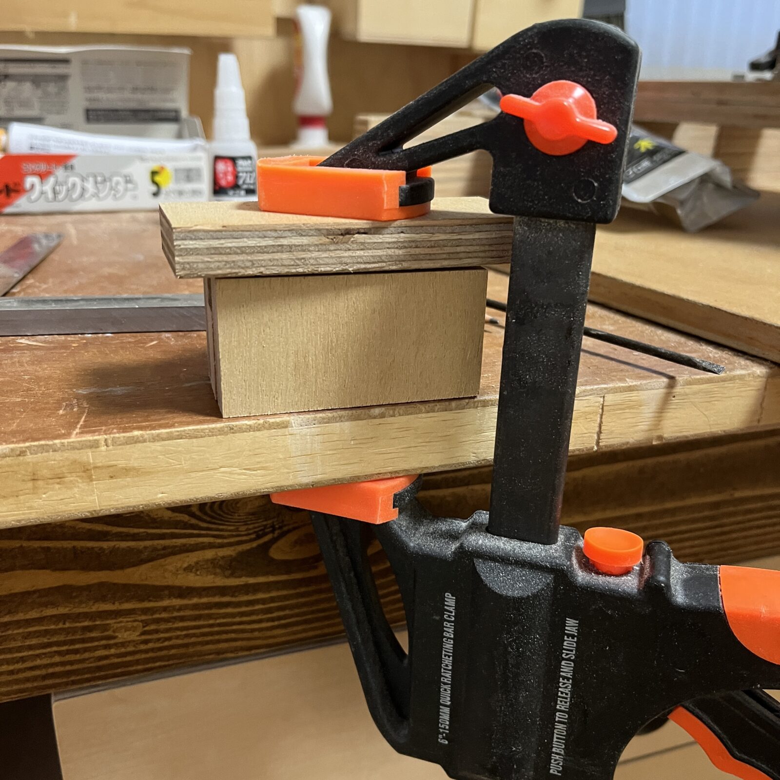 ダボ治具を圧着する