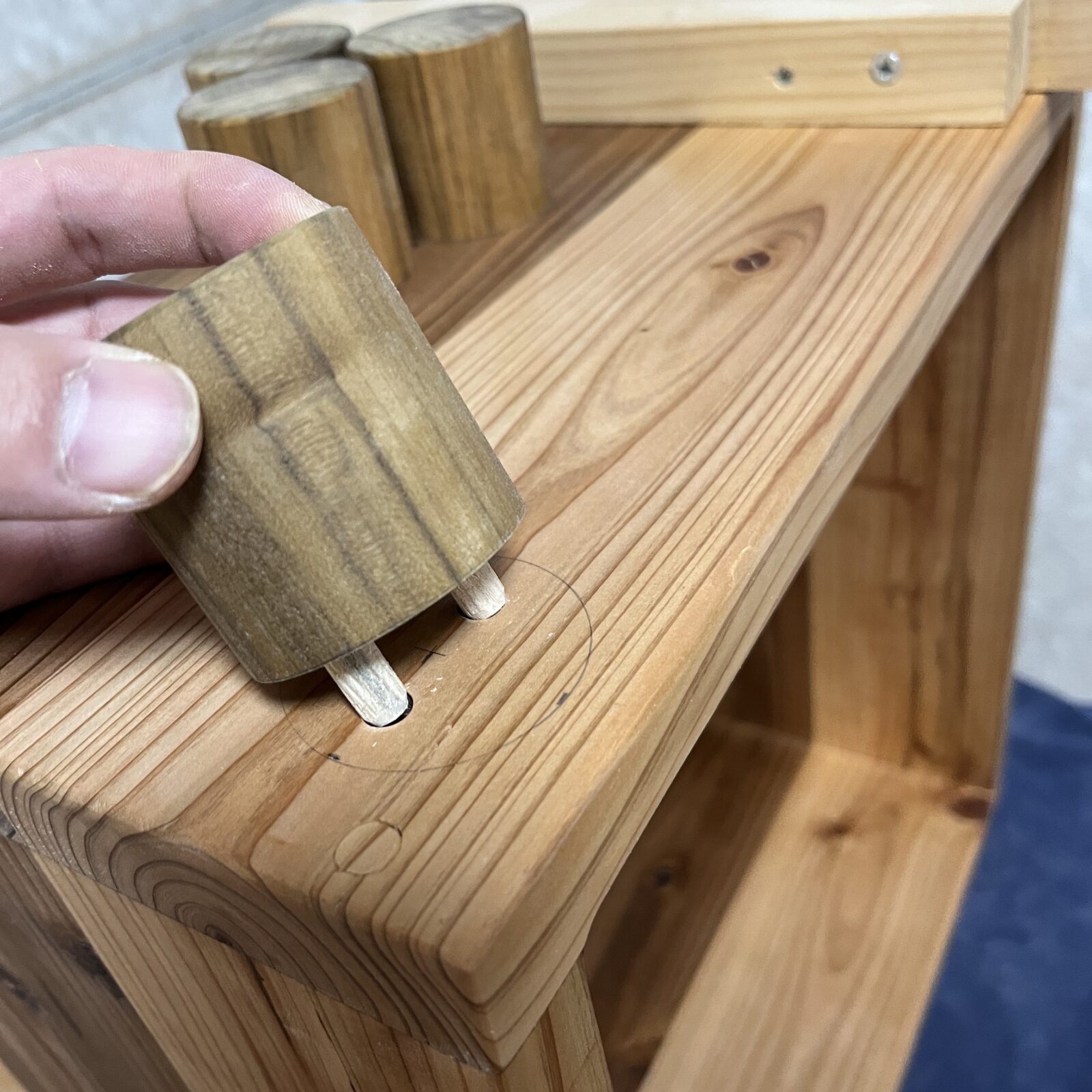 ダボ治具で加工した木材同士を接合する