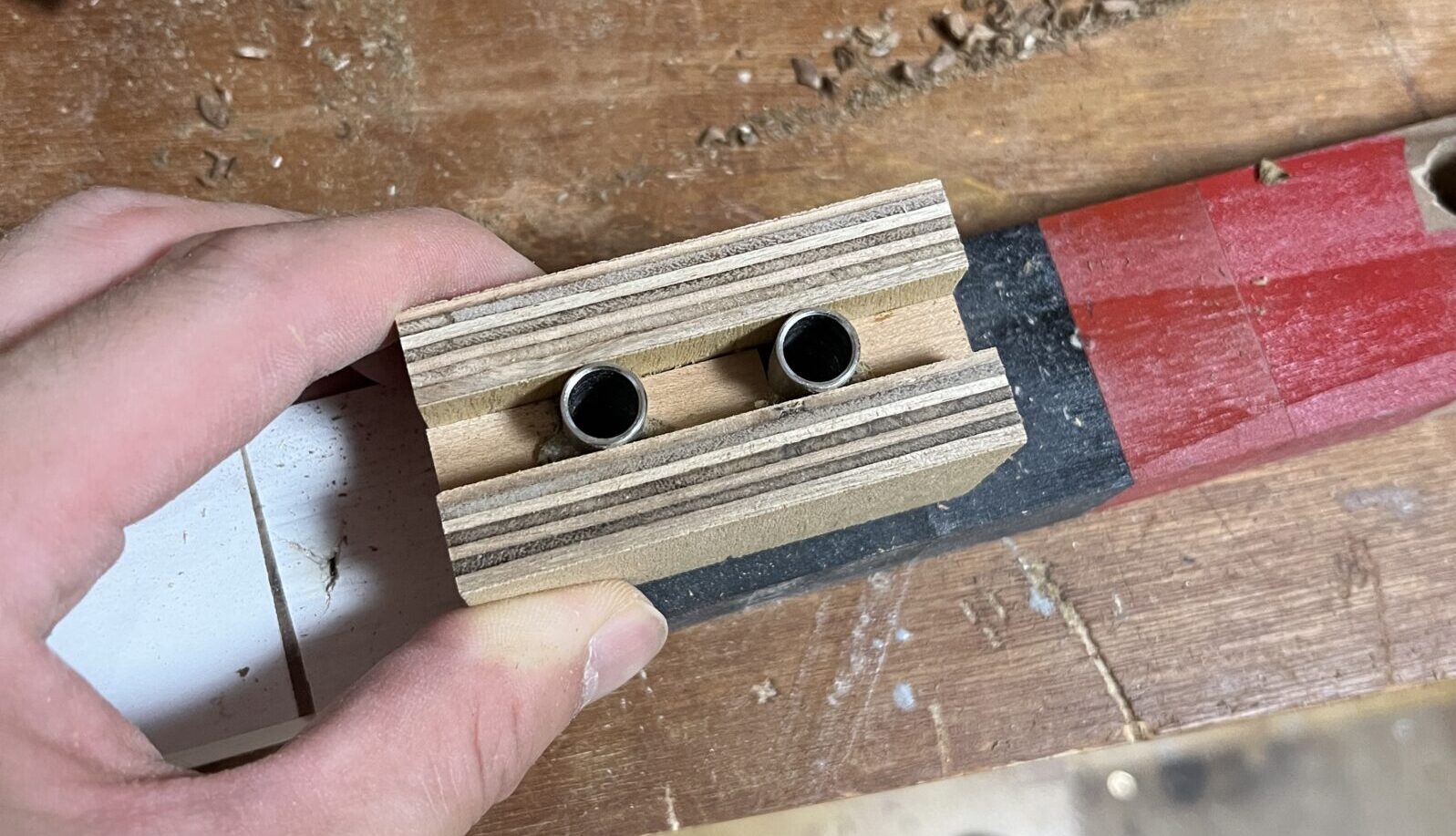 ダボ治具を木材に固定する