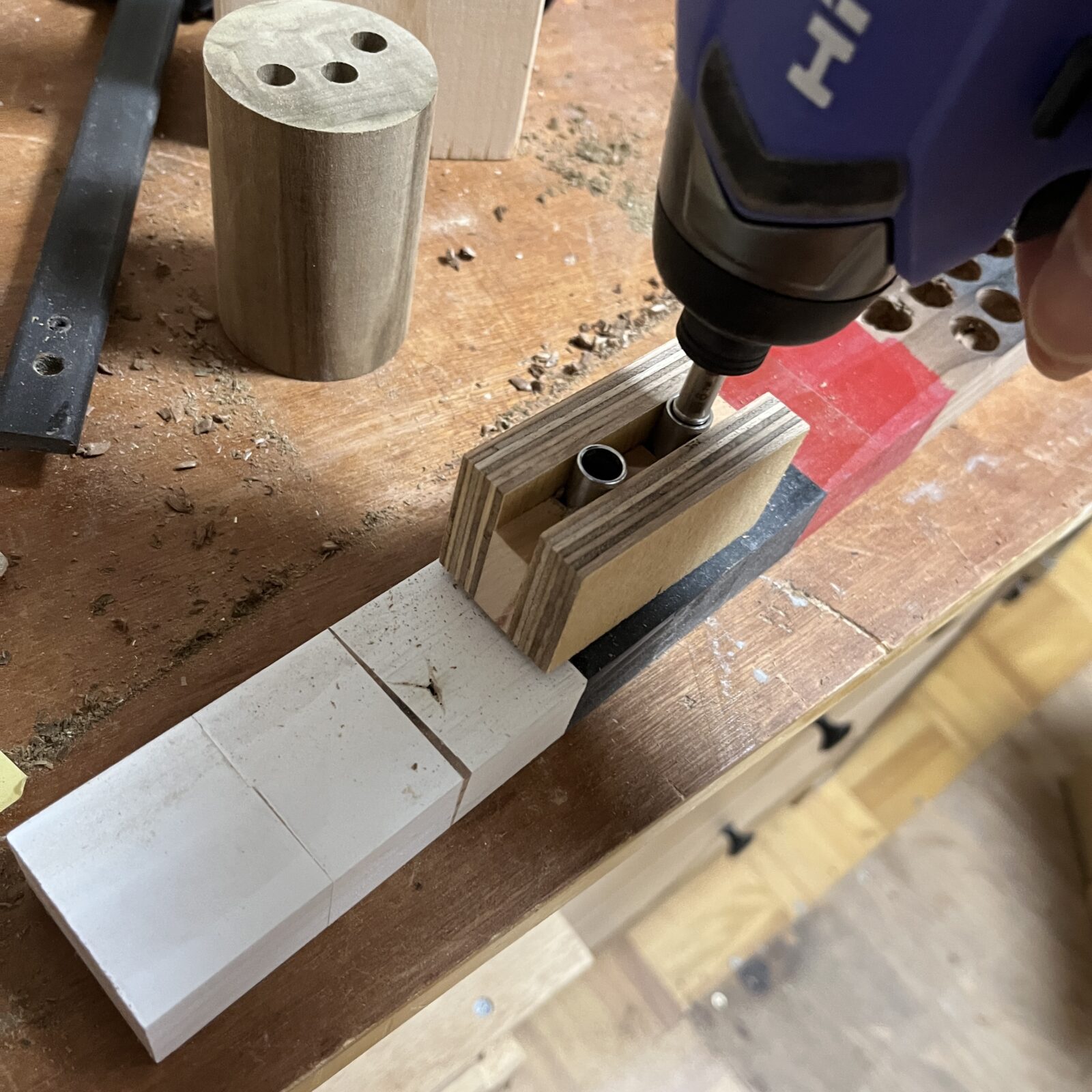 ダボ治具を使ってドリルでダボ穴を開ける