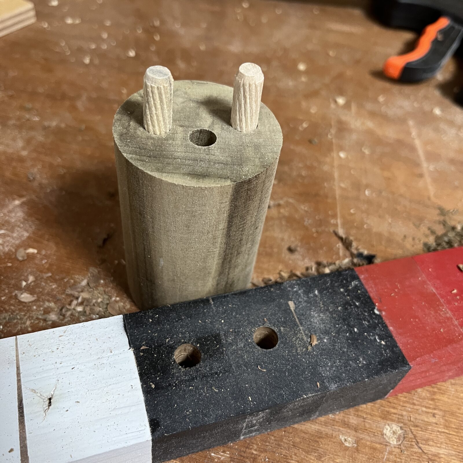ダボ治具で木材にダボ穴を等間隔で加工した