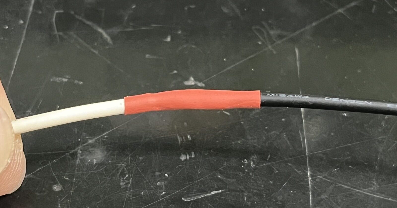 電線をはんだ付けで延長した様子
