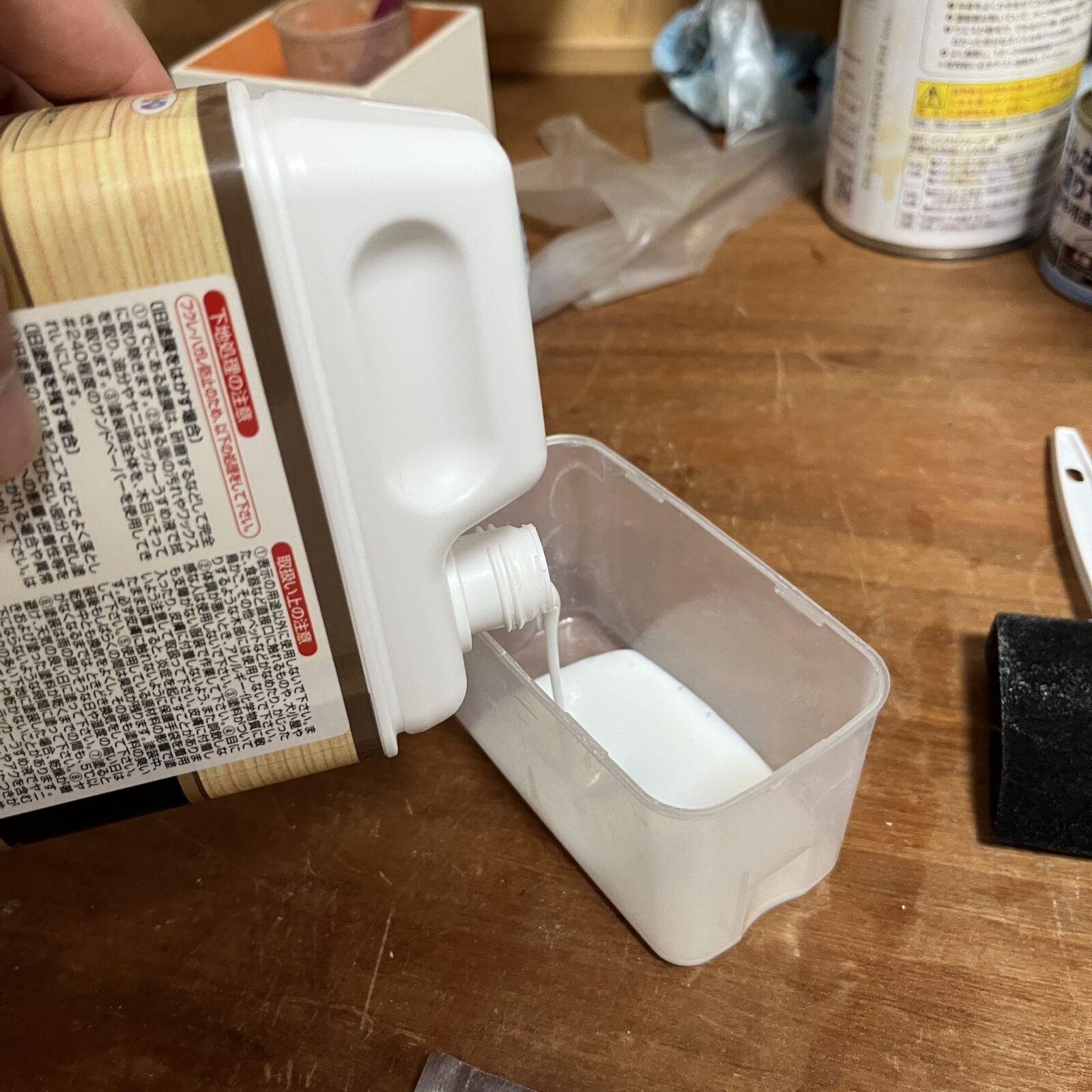 サンディングシーラーをよく振ってから容器に出す