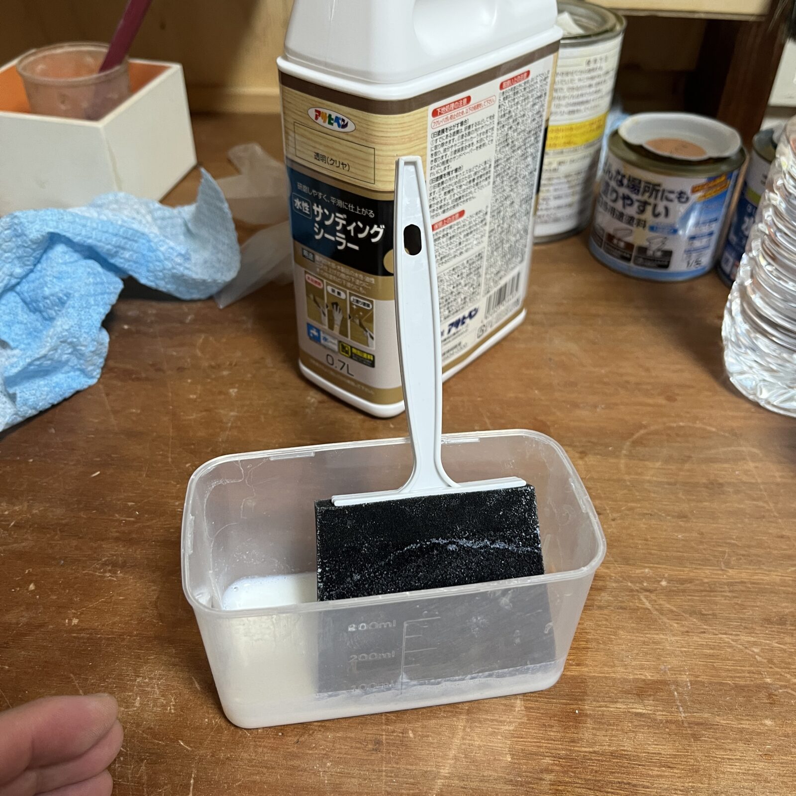 サンディングシーラーをこてハケで塗る