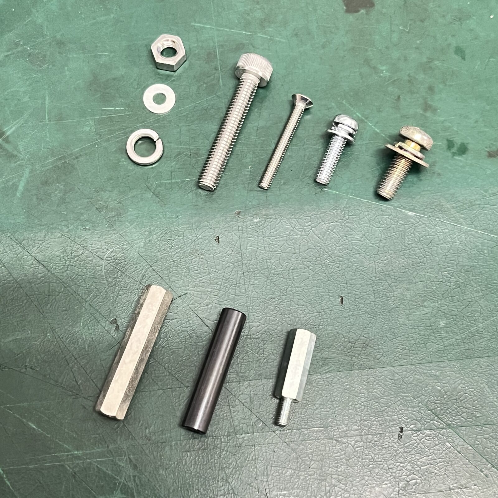ホームセンターで１個から買えるネジを並べている。