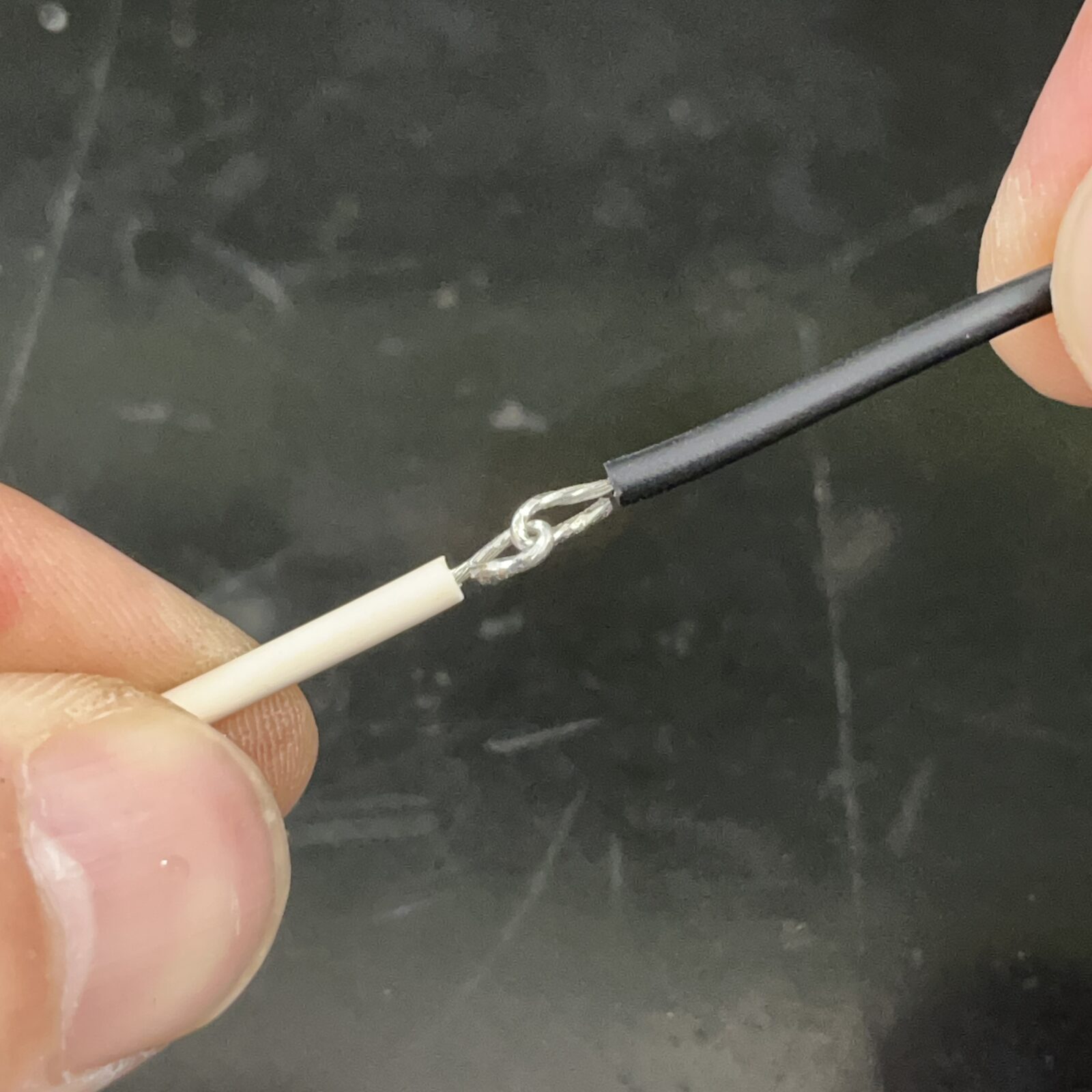 芯線をフック状にした電線を2本組み合わせる