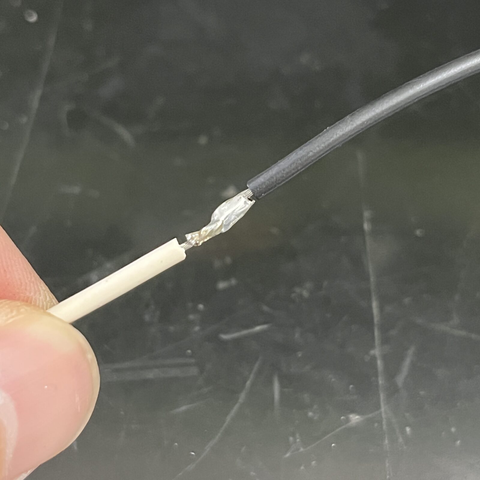 電線同士をはんだ付けした状態