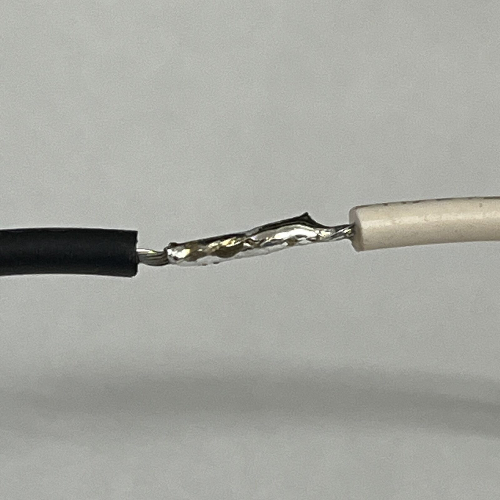 電線をはんだ付けした状態