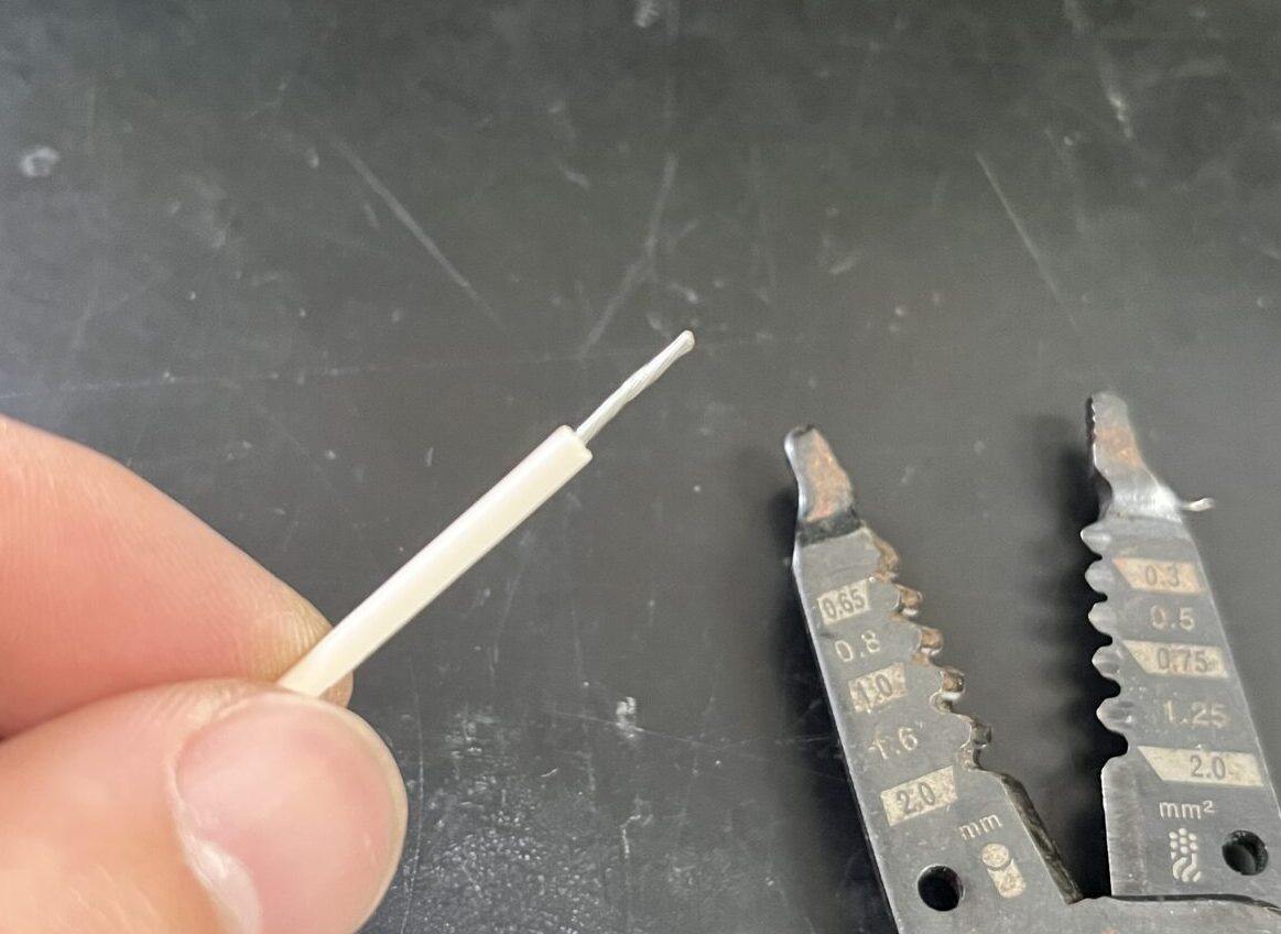 電線の被覆をワイヤーストリッパーで剥く