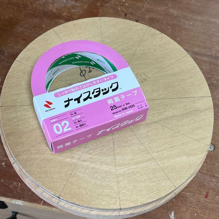 テンプレートの貼り付けに両面テープを使用している様子。剥がせるタイプの両面テープを使う