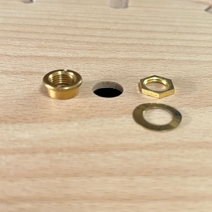 時計のムーブメントを固定する金具の種類の違いの写真