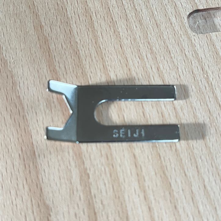 時計のムーブメントのナットを占める工具の写真