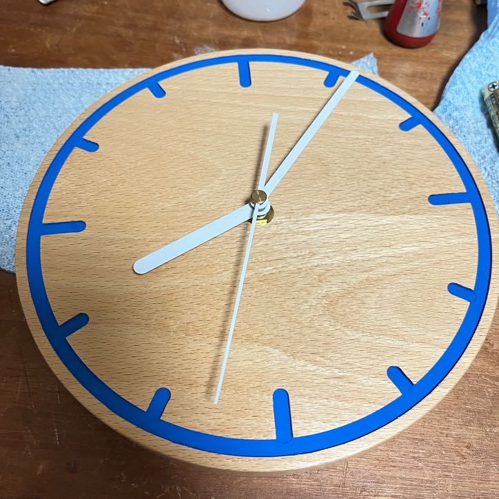 DIYで作った壁掛け時計の完成した状態