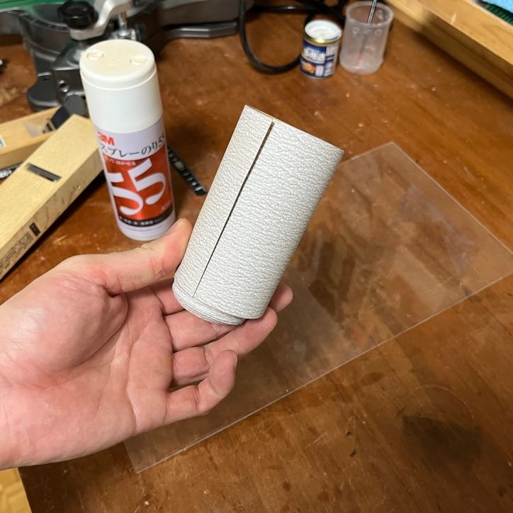 サンドペーパーとアクリル板、スプレーノリでカンナ台を削る準備をしている