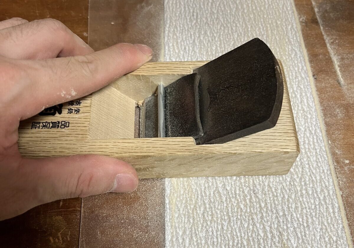 カンナ台の台頭を研磨している様子
