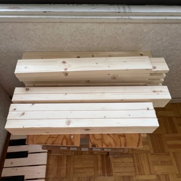 2x4デスクの材料を切り出した状態。カットされた2x4が並んでいる。