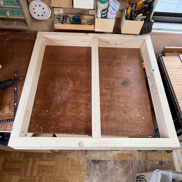 2x4で机の幕板を作った状態